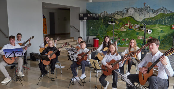 Saitenspiele „Christmas“ in Oberkotzau – ein Konzert der Gitarrenklasse von Jens Gottlöber