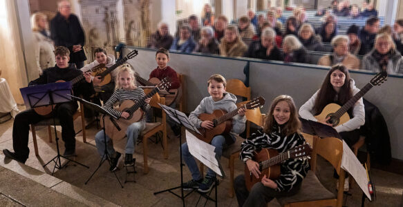 Unser Gitarrenchor unter der Leitung von Jens Gottlöber beim Adventsingen in Oberkotzau