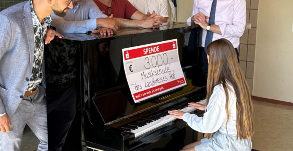 Sparkasse fördert Musikunterricht an der Geschwister-Scholl-Mittelschule in Schwarzenbach an der Saale
